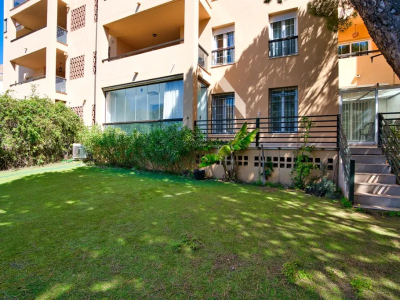 Apartment with private garden and with three bedrooms in Genova in Elviria Playa in East Marbella. Two bathrooms, living room, kitchen, utility room and sunny terrace. South orientation. Lift. Walking distance to the beach and all local amenities. Lift. U