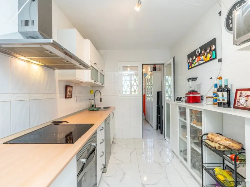 Apartment - Ground Floor Apartment в продаже в Marbella, Málaga. В доме 3 спален и 2 ванных комнат. Площадь дома 111 м². Площадь участка 105 м²
