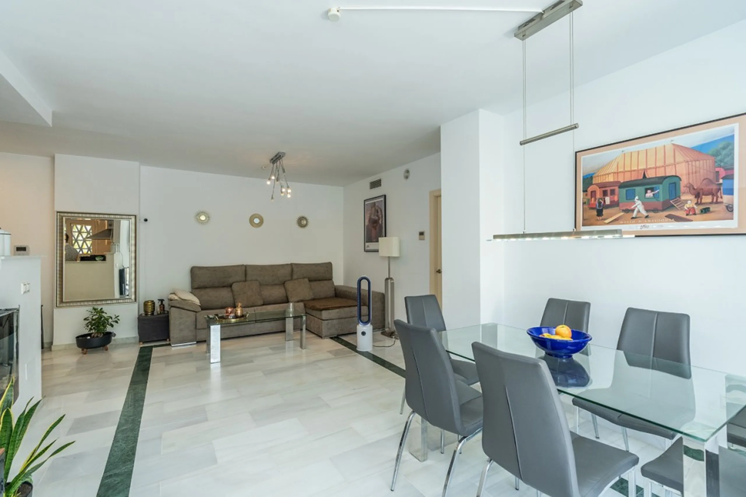 Apartment - Ground Floor Apartment в продаже в Marbella, Málaga. В доме 3 спален и 2 ванных комнат. Площадь дома 111 м². Площадь участка 105 м²