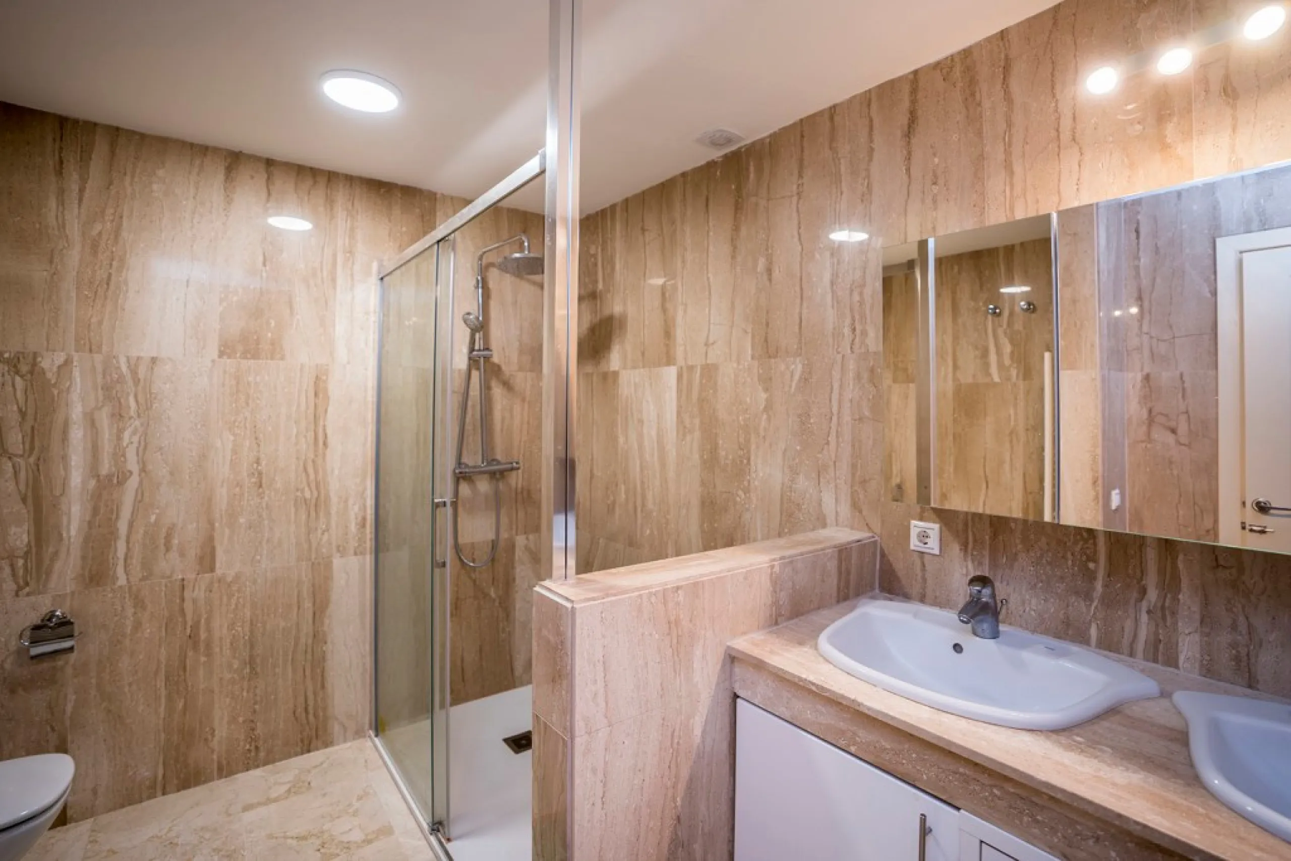 Apartment - Ground Floor Apartment в продаже в Marbella, Málaga. В доме 3 спален и 2 ванных комнат. Площадь дома 111 м². Площадь участка 105 м²