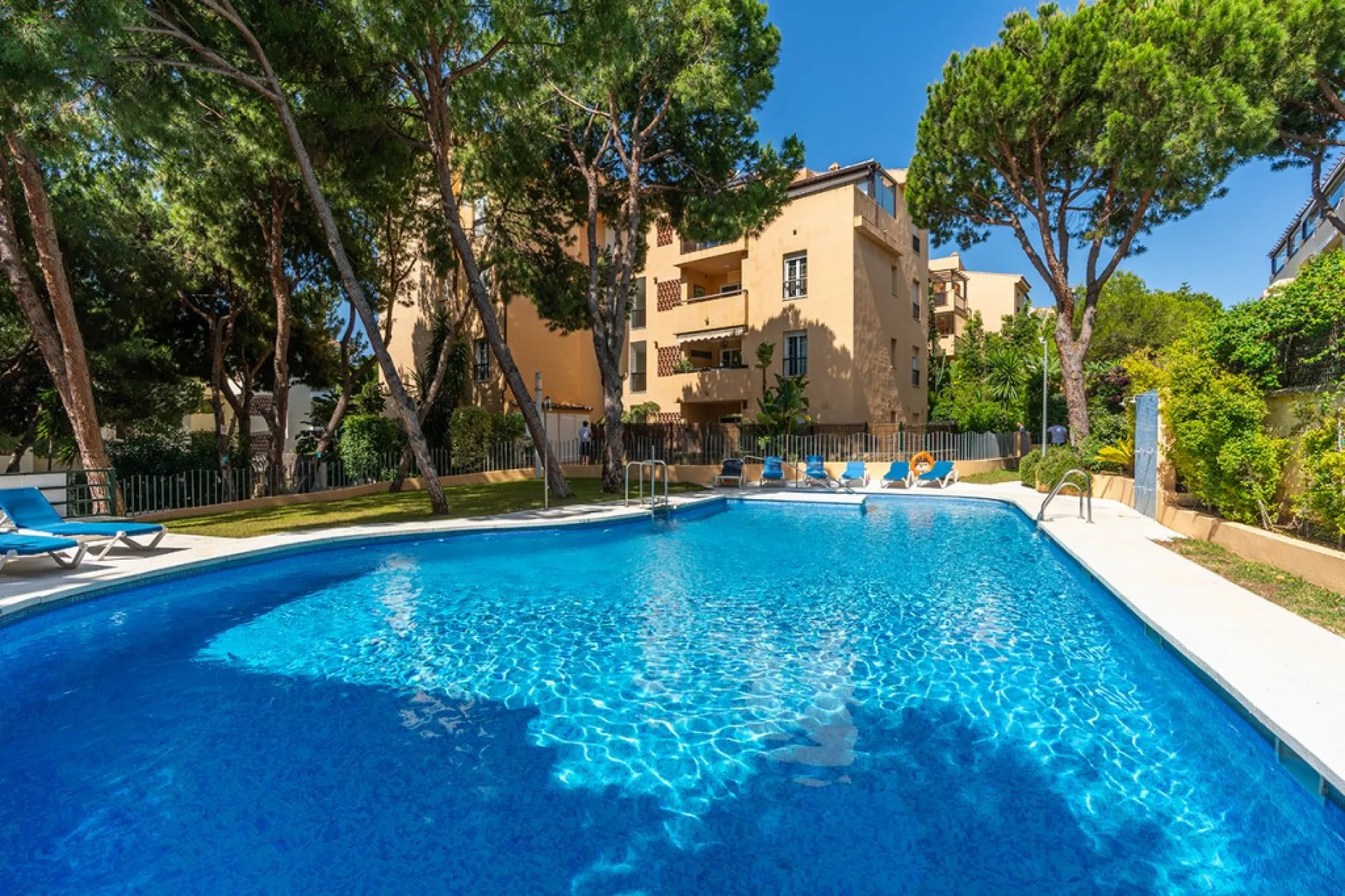 Apartment - Ground Floor Apartment в продаже в Marbella, Málaga. В доме 3 спален и 2 ванных комнат. Площадь дома 111 м². Площадь участка 105 м²