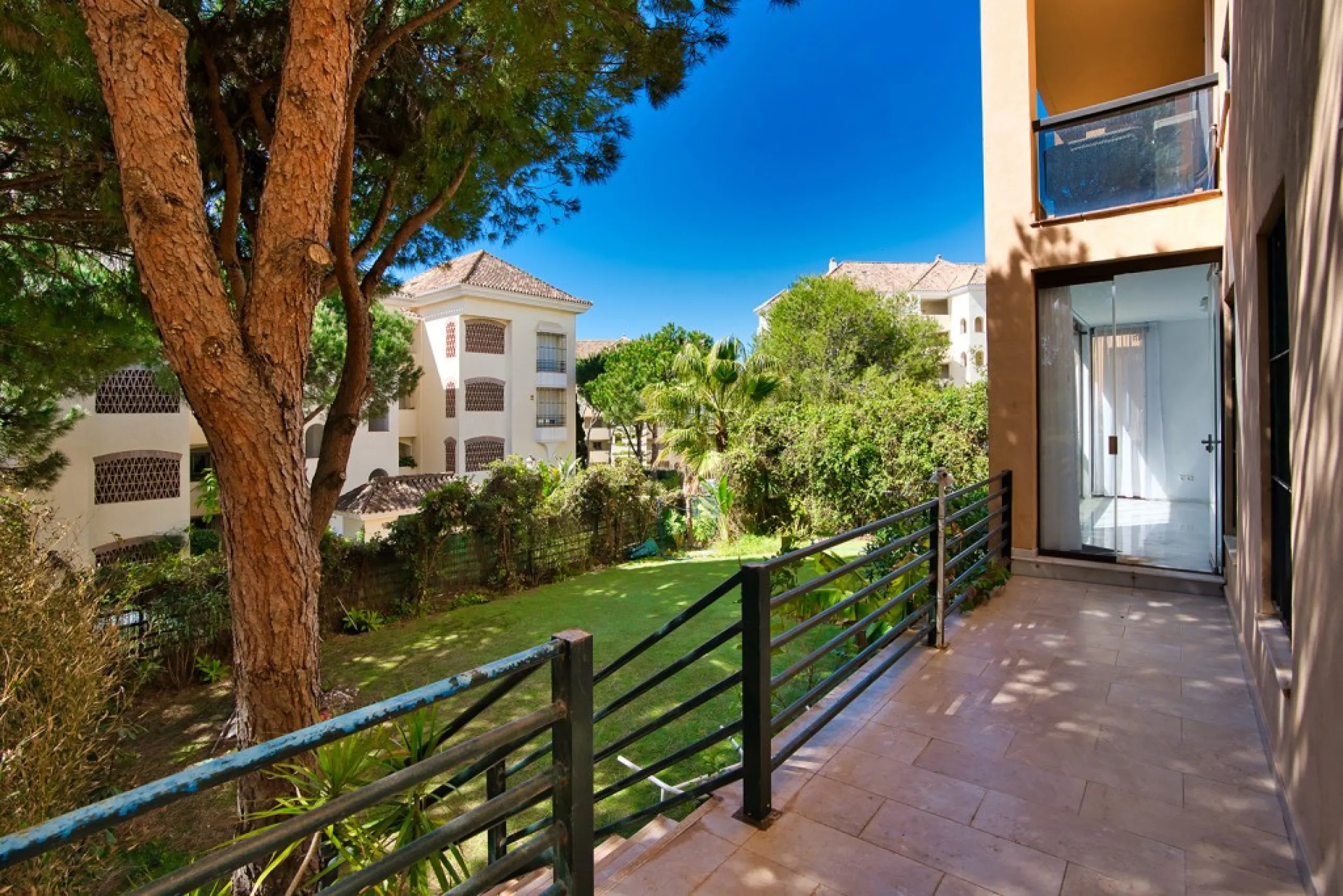 Apartment - Ground Floor Apartment в продаже в Marbella, Málaga. В доме 3 спален и 2 ванных комнат. Площадь дома 111 м². Площадь участка 105 м²