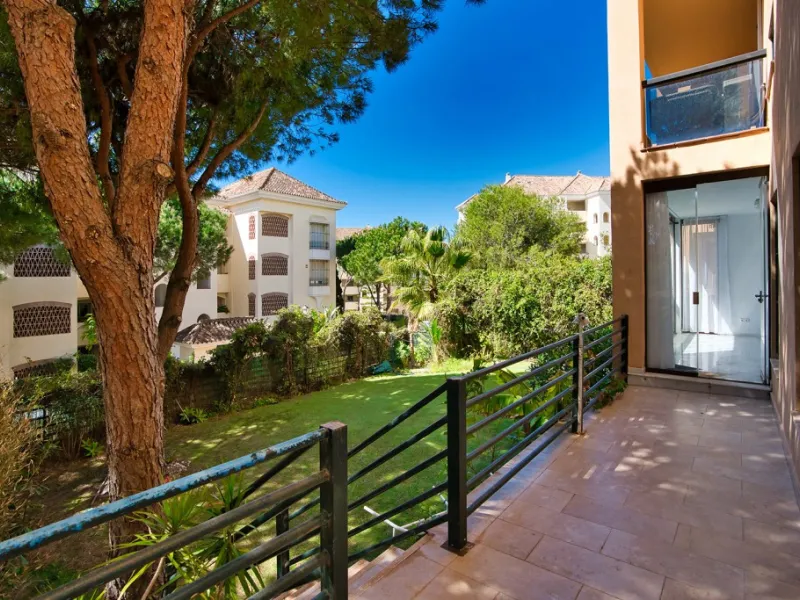 Apartment - Ground Floor Apartment в продаже в Marbella, Málaga. В доме 3 спален и 2 ванных комнат. Площадь дома 111 м². Площадь участка 105 м²