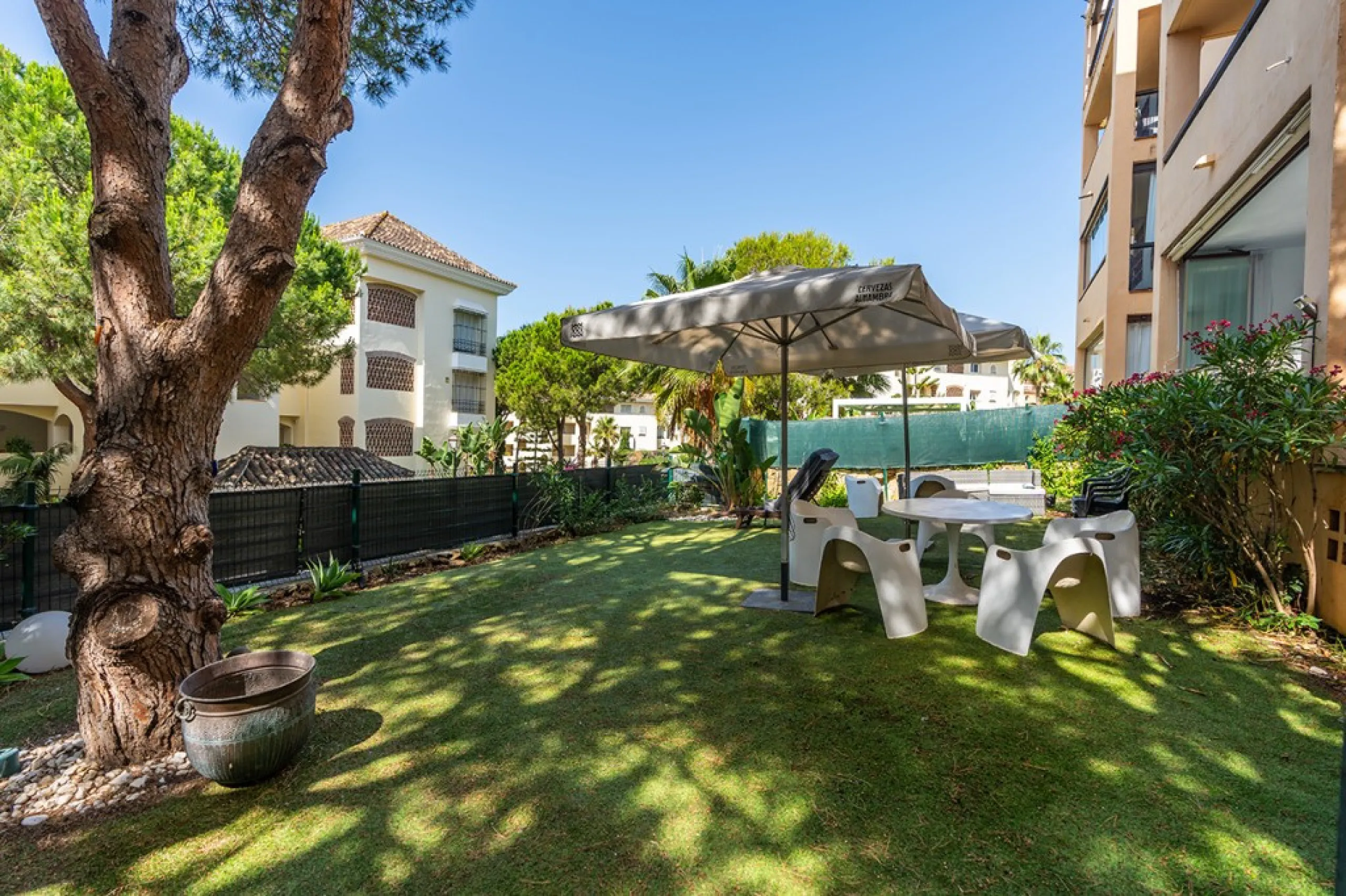 Apartment - Ground Floor Apartment в продаже в Marbella, Málaga. В доме 3 спален и 2 ванных комнат. Площадь дома 111 м². Площадь участка 105 м²