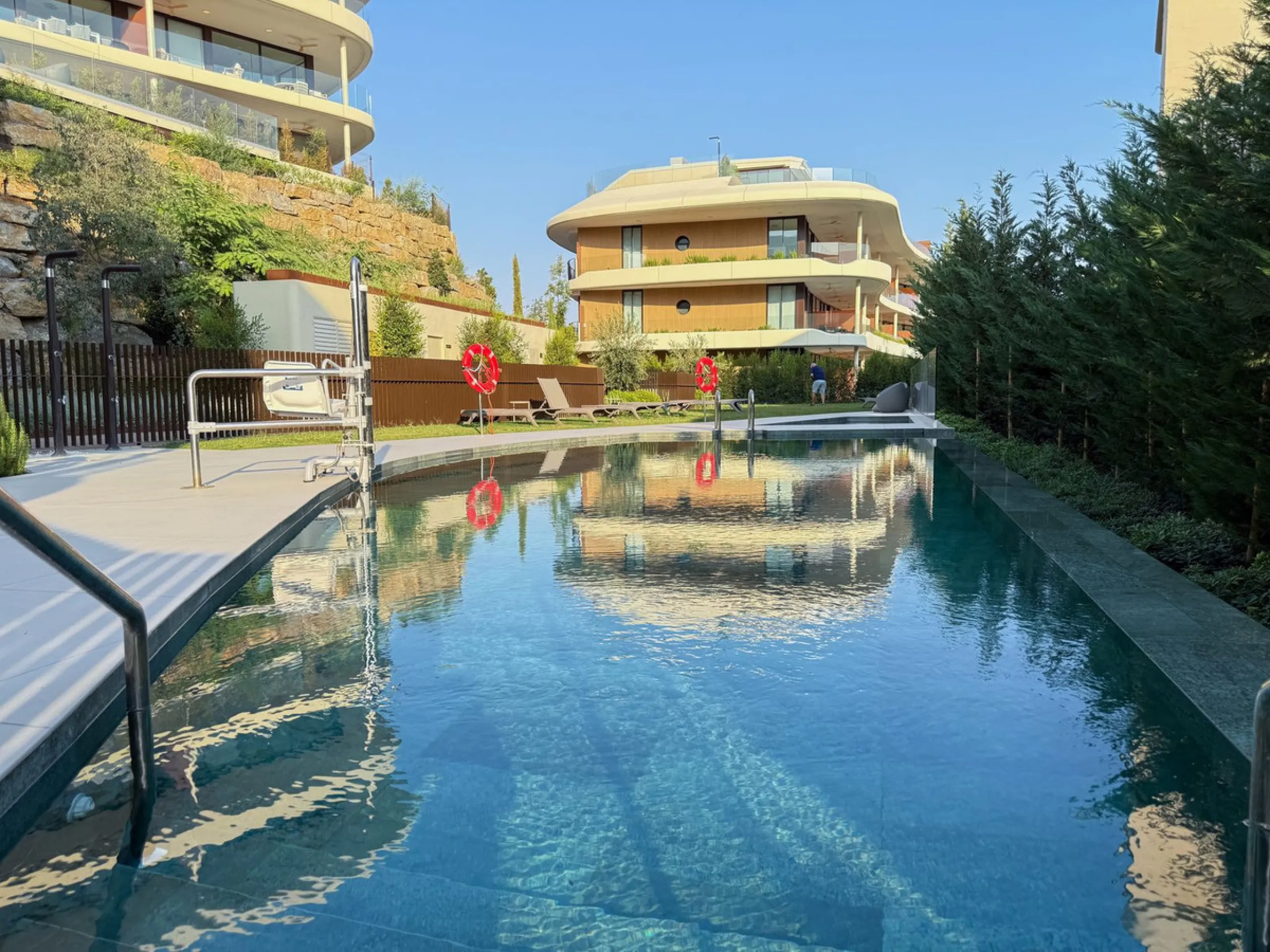 KEY-READY DESIGNER CORNER APARTMENT WITH PANORAMIC SEA VIEWS