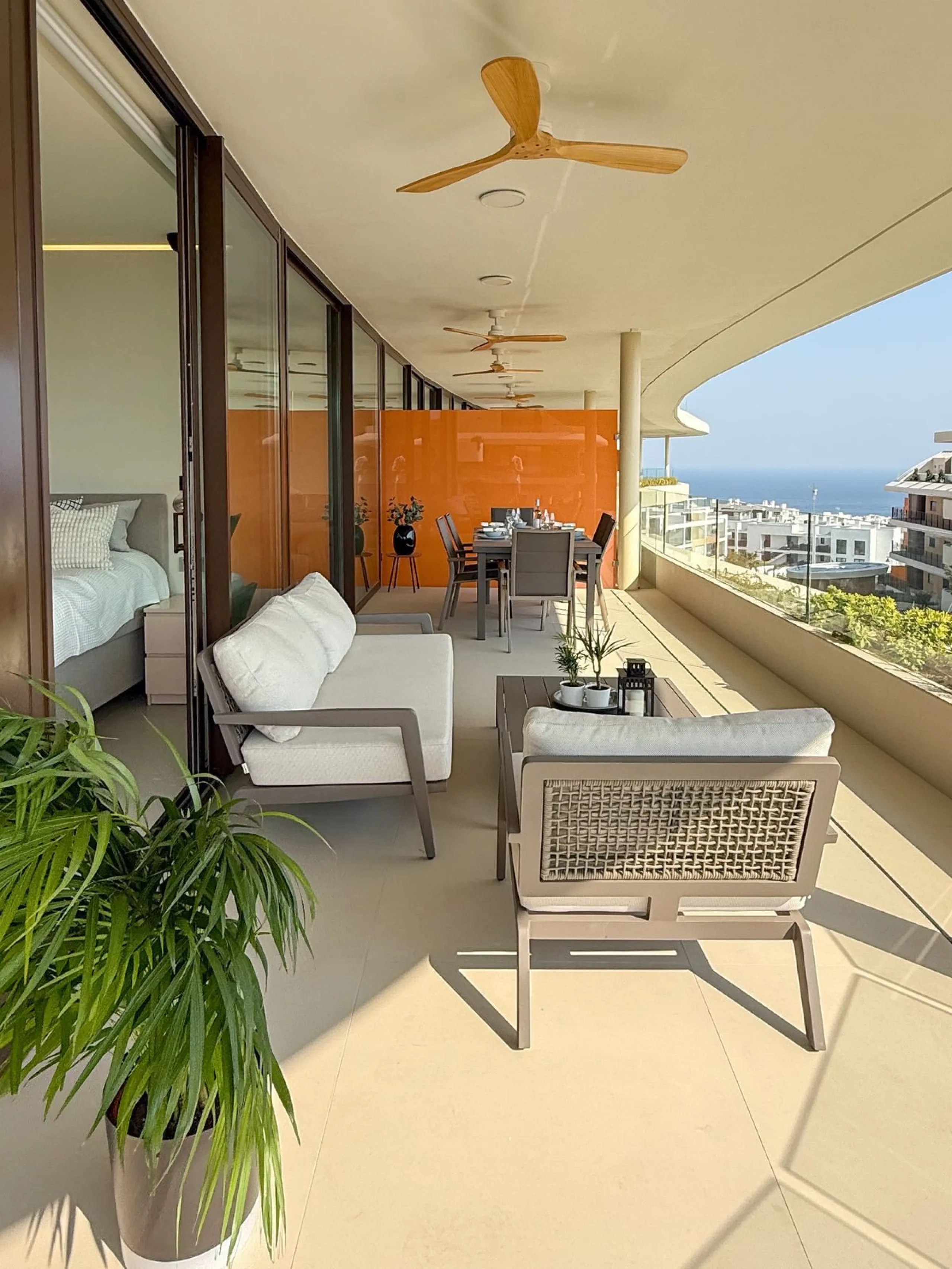 KEY-READY DESIGNER CORNER APARTMENT WITH PANORAMIC SEA VIEWS