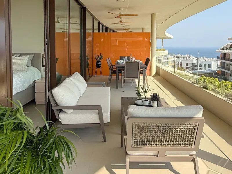 KEY-READY DESIGNER CORNER APARTMENT WITH PANORAMIC SEA VIEWS