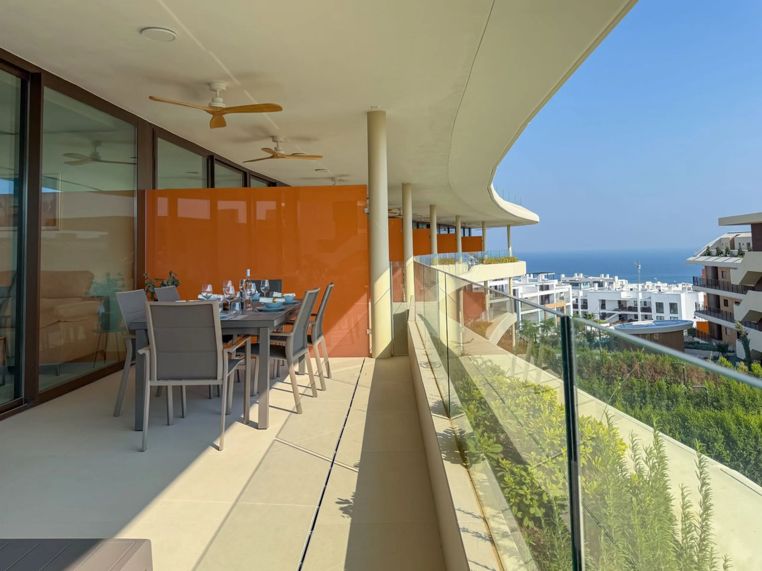 KEY-READY DESIGNER CORNER APARTMENT WITH PANORAMIC SEA VIEWS