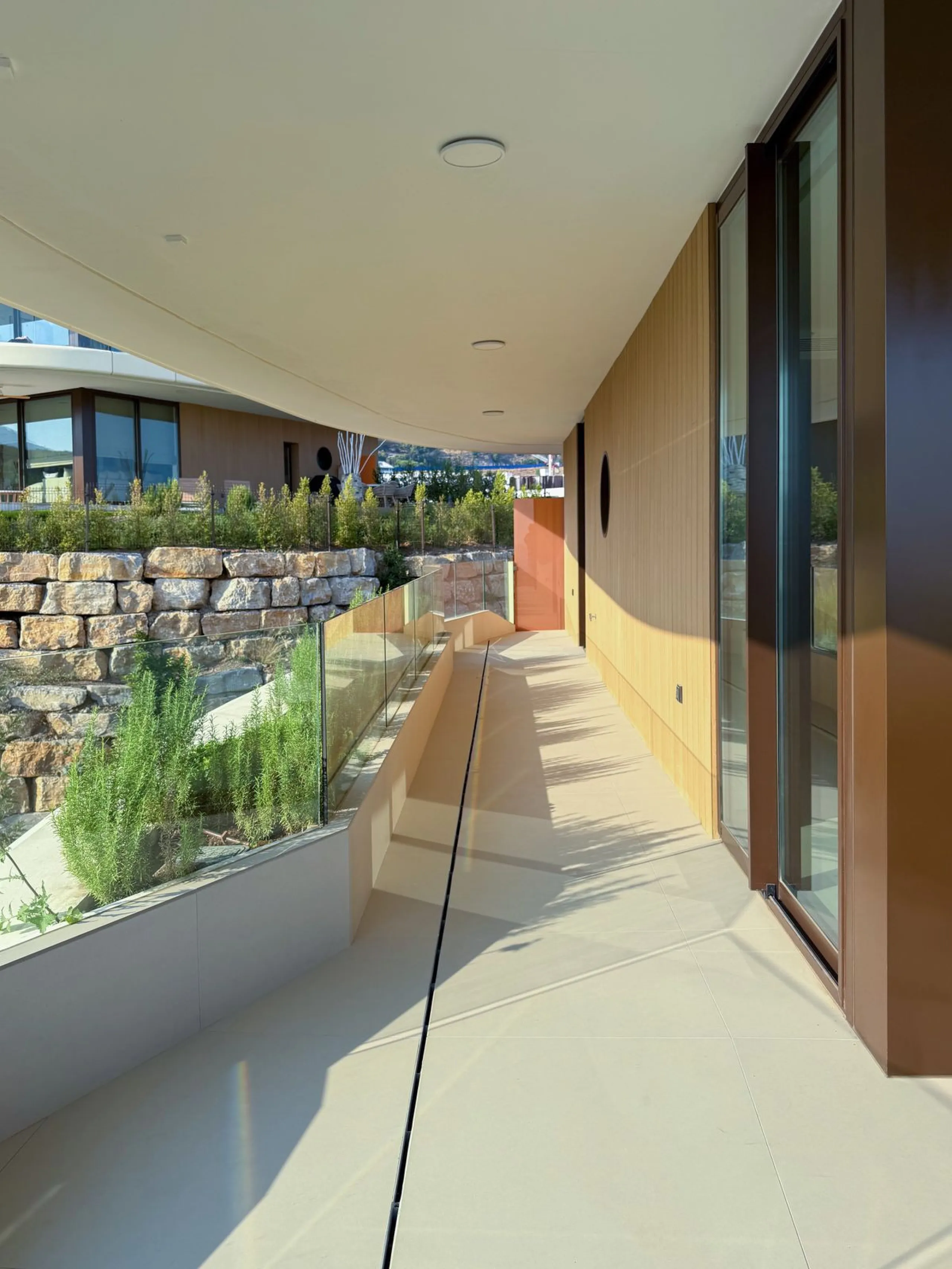 KEY-READY DESIGNER CORNER APARTMENT WITH PANORAMIC SEA VIEWS