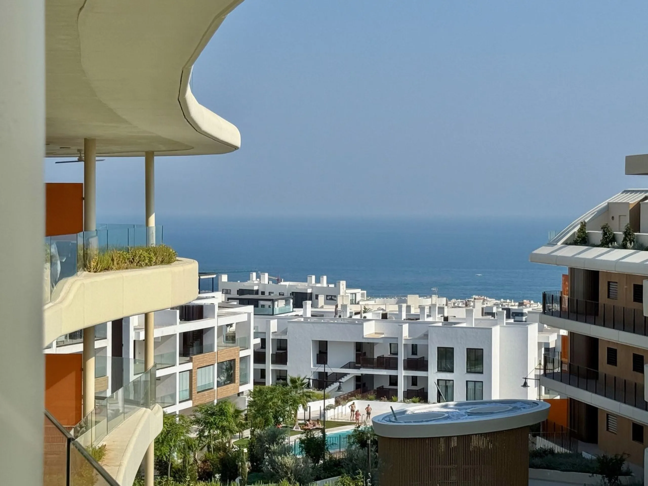 KEY-READY DESIGNER CORNER APARTMENT WITH PANORAMIC SEA VIEWS