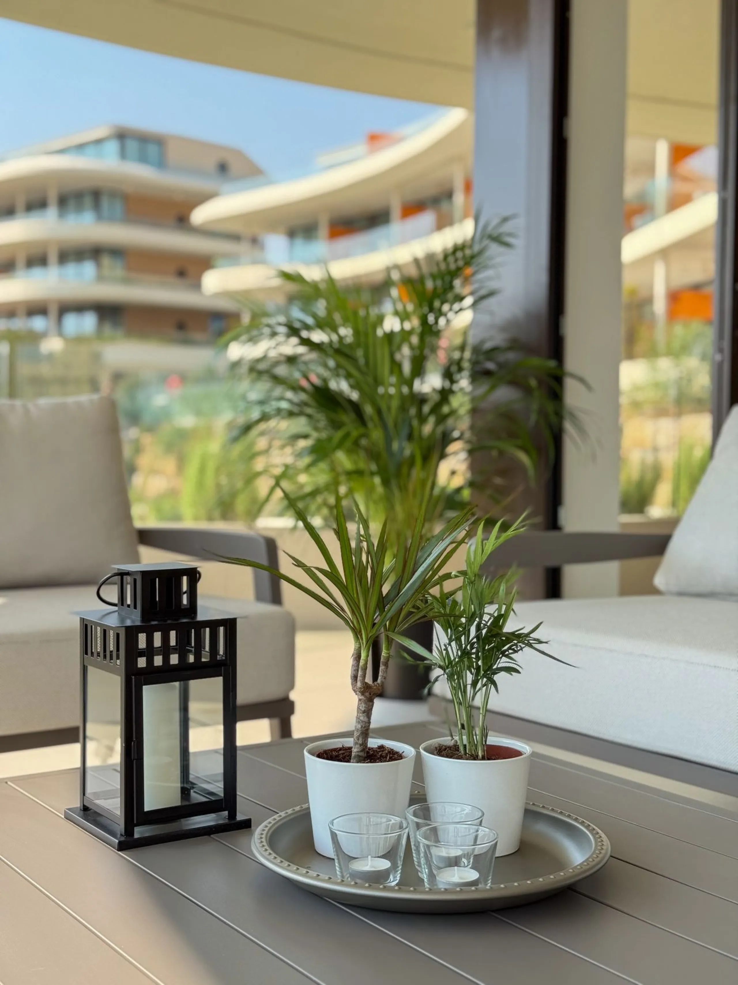 KEY-READY DESIGNER CORNER APARTMENT WITH PANORAMIC SEA VIEWS