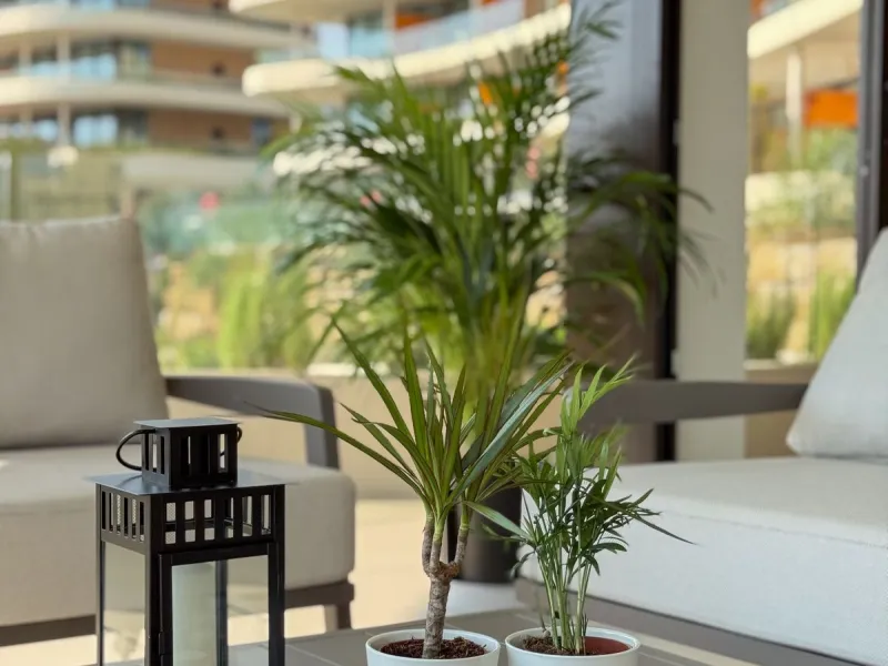 KEY-READY DESIGNER CORNER APARTMENT WITH PANORAMIC SEA VIEWS