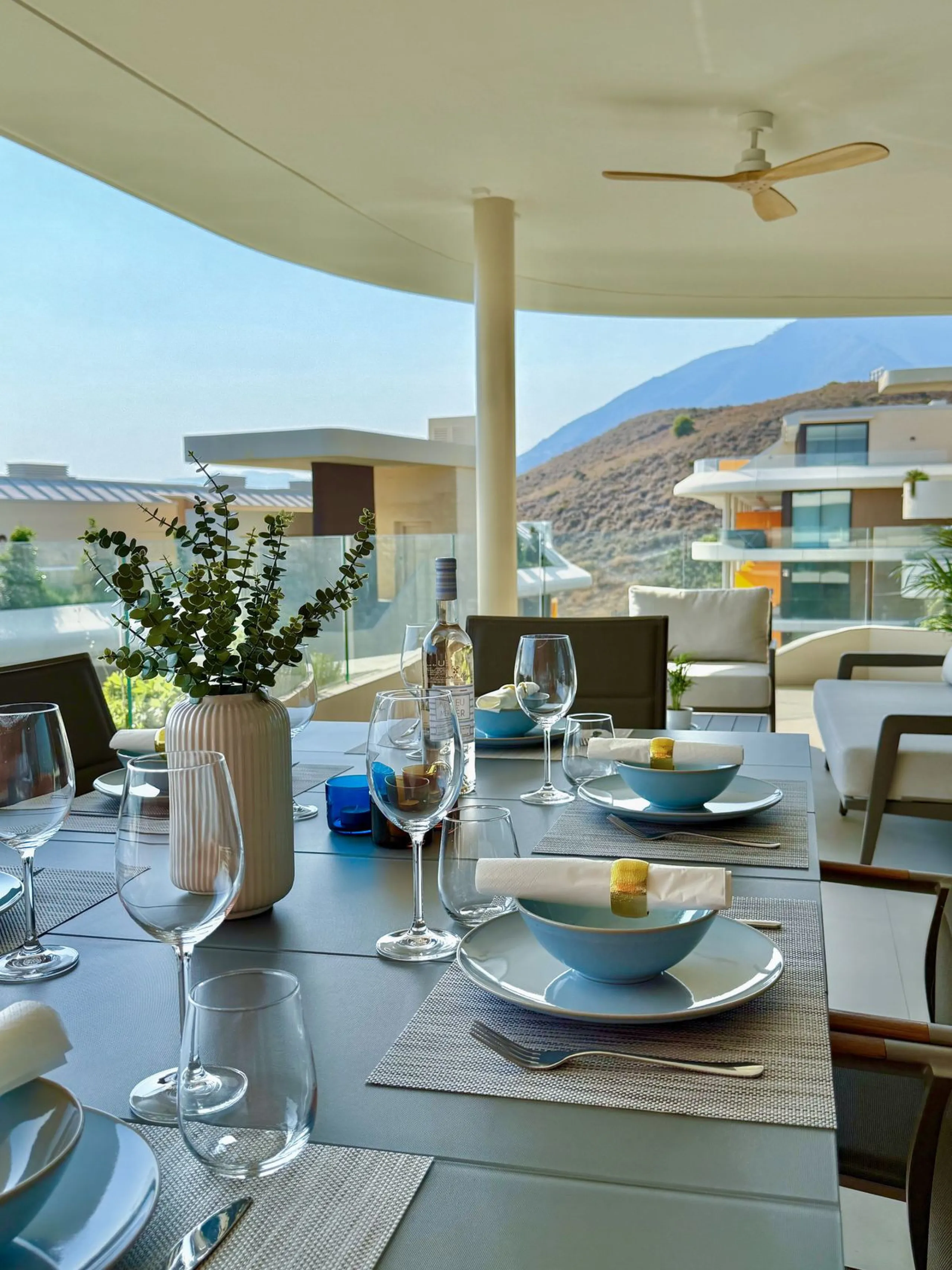 KEY-READY DESIGNER CORNER APARTMENT WITH PANORAMIC SEA VIEWS