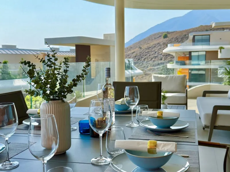 KEY-READY DESIGNER CORNER APARTMENT WITH PANORAMIC SEA VIEWS