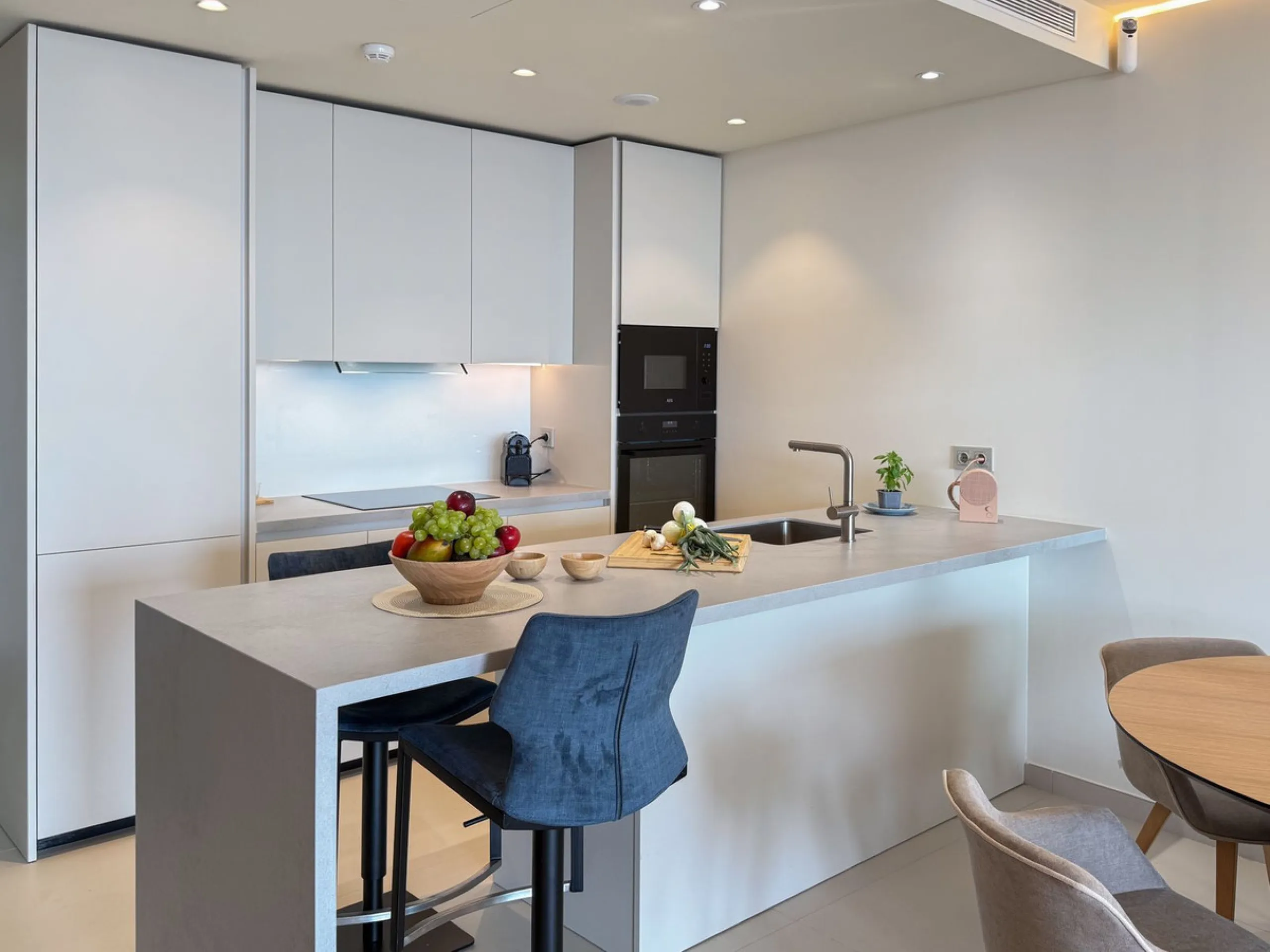 KEY-READY DESIGNER CORNER APARTMENT WITH PANORAMIC SEA VIEWS