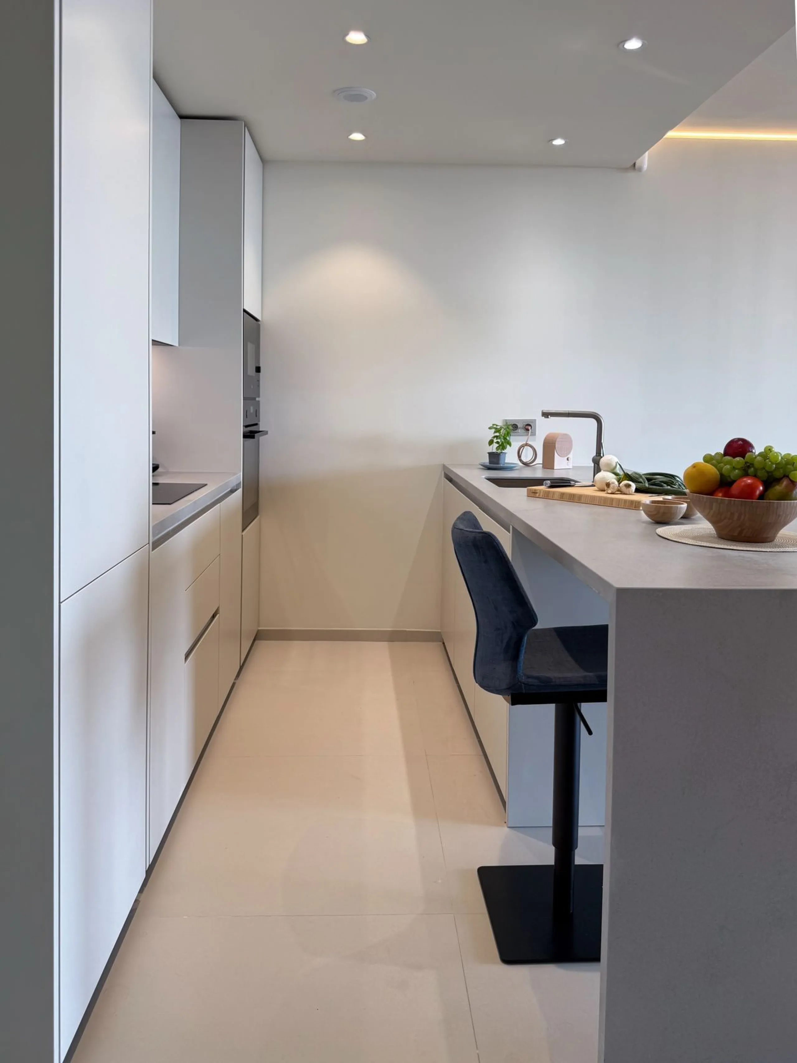 KEY-READY DESIGNER CORNER APARTMENT WITH PANORAMIC SEA VIEWS
