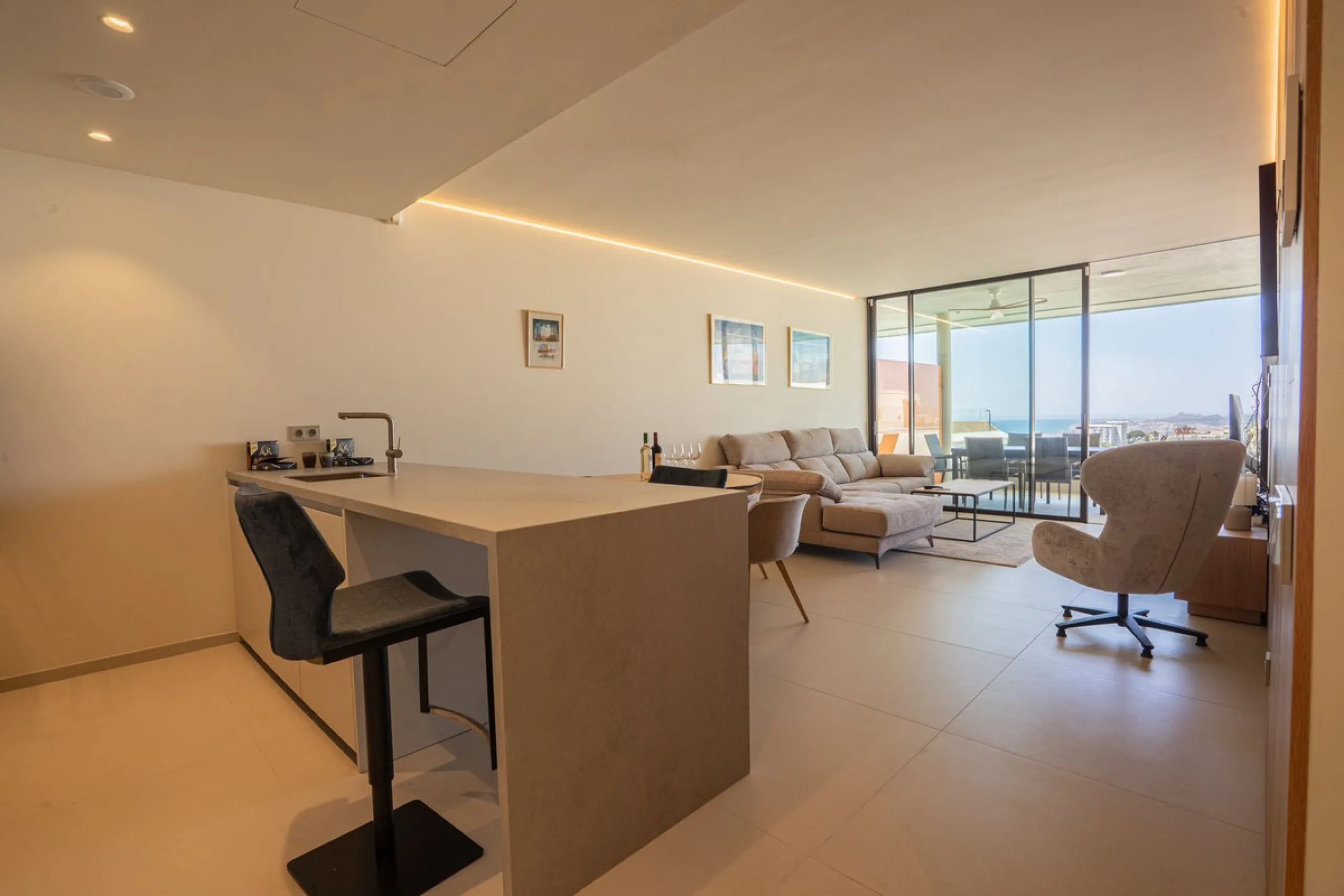 KEY-READY DESIGNER CORNER APARTMENT WITH PANORAMIC SEA VIEWS