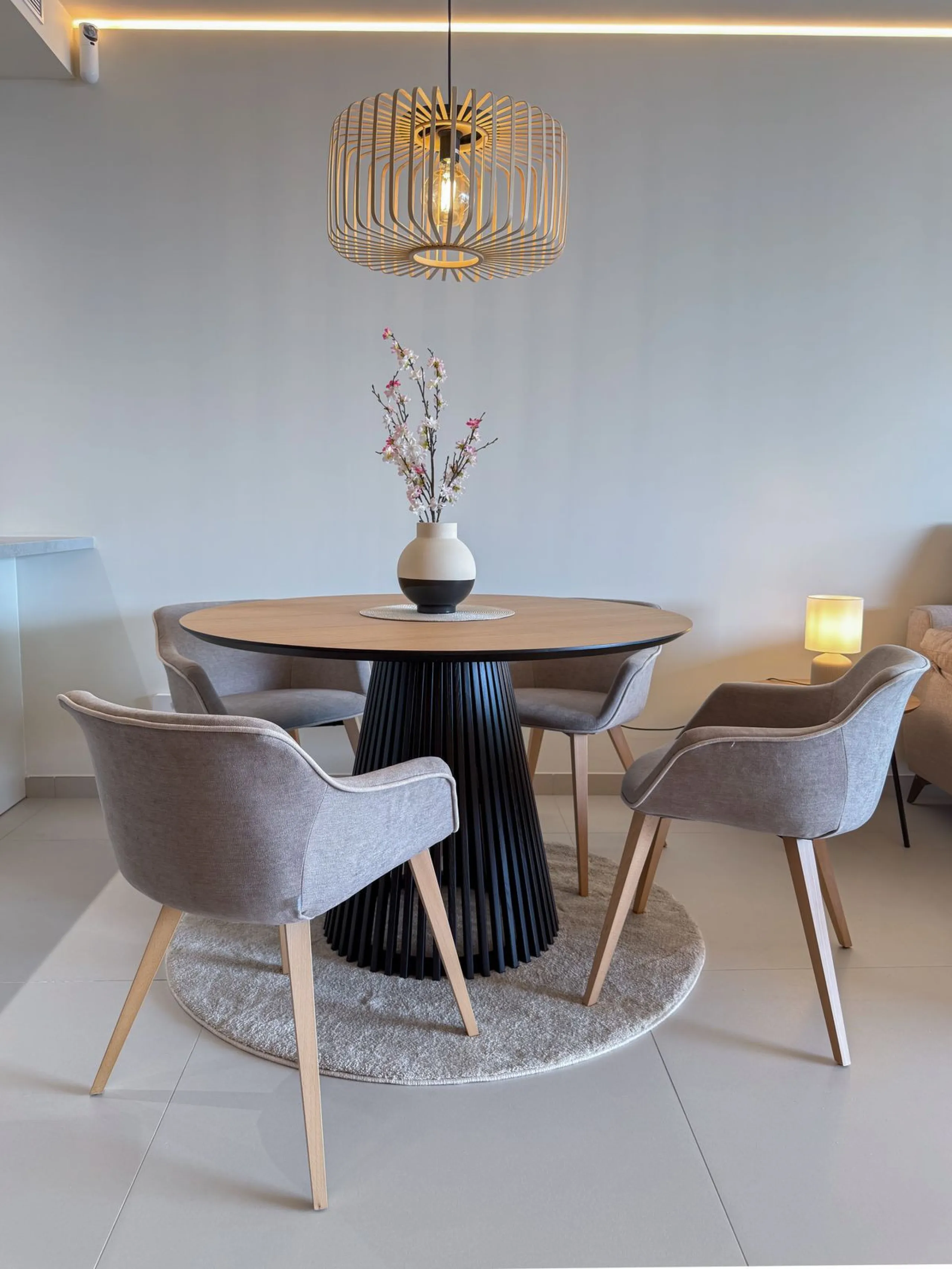 KEY-READY DESIGNER CORNER APARTMENT WITH PANORAMIC SEA VIEWS