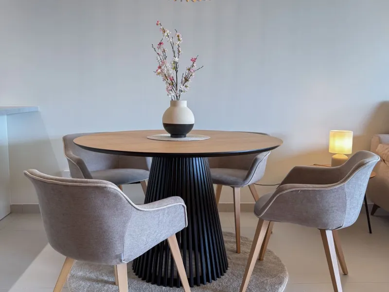 KEY-READY DESIGNER CORNER APARTMENT WITH PANORAMIC SEA VIEWS