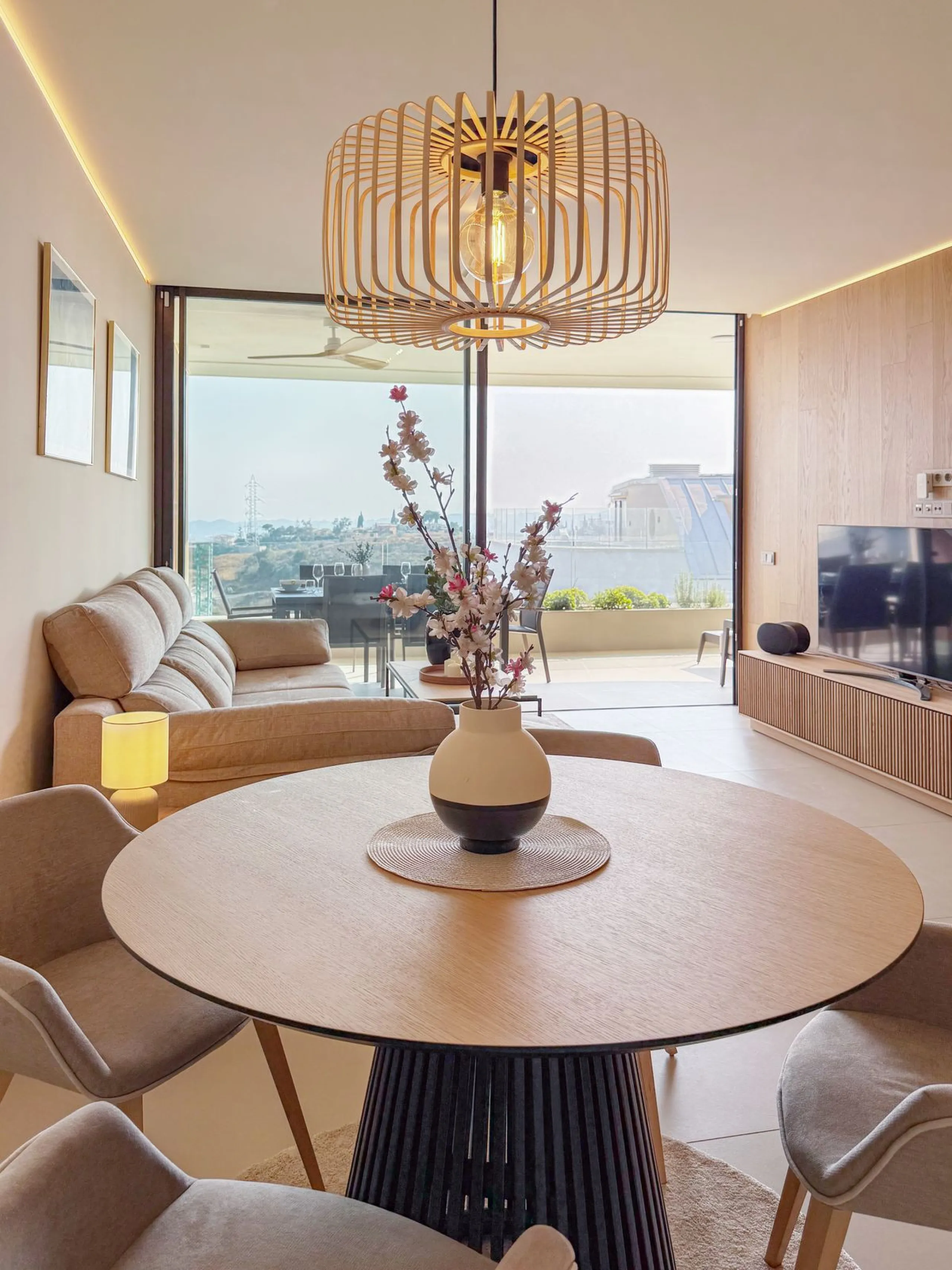 KEY-READY DESIGNER CORNER APARTMENT WITH PANORAMIC SEA VIEWS