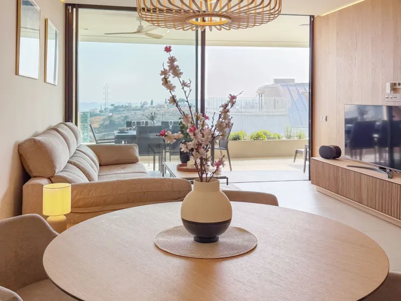 KEY-READY DESIGNER CORNER APARTMENT WITH PANORAMIC SEA VIEWS