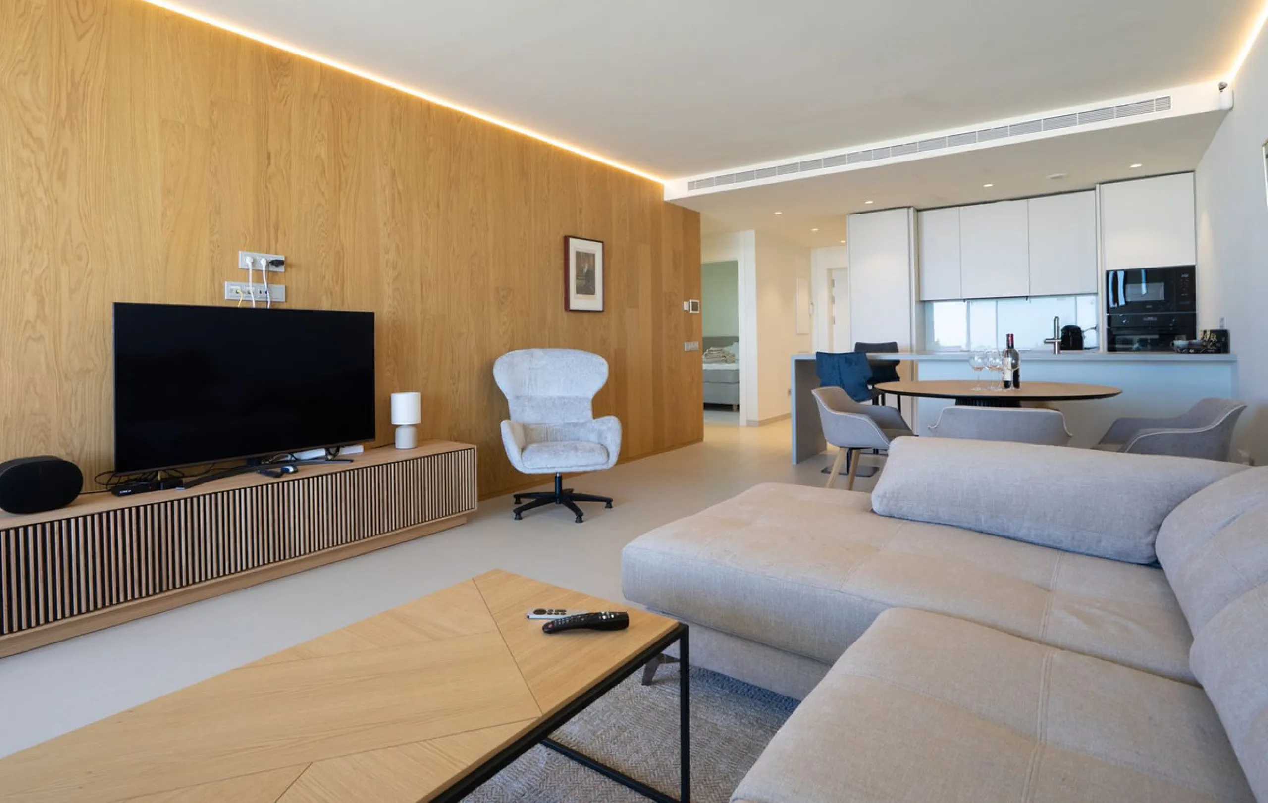 KEY-READY DESIGNER CORNER APARTMENT WITH PANORAMIC SEA VIEWS