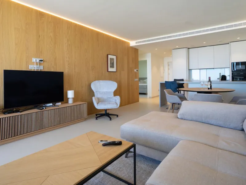 KEY-READY DESIGNER CORNER APARTMENT WITH PANORAMIC SEA VIEWS