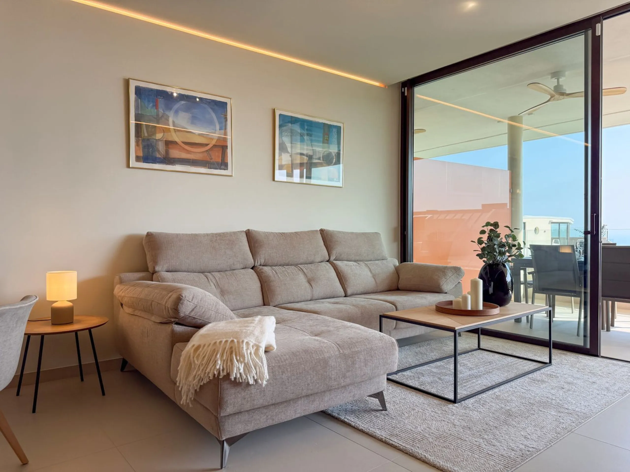 KEY-READY DESIGNER CORNER APARTMENT WITH PANORAMIC SEA VIEWS