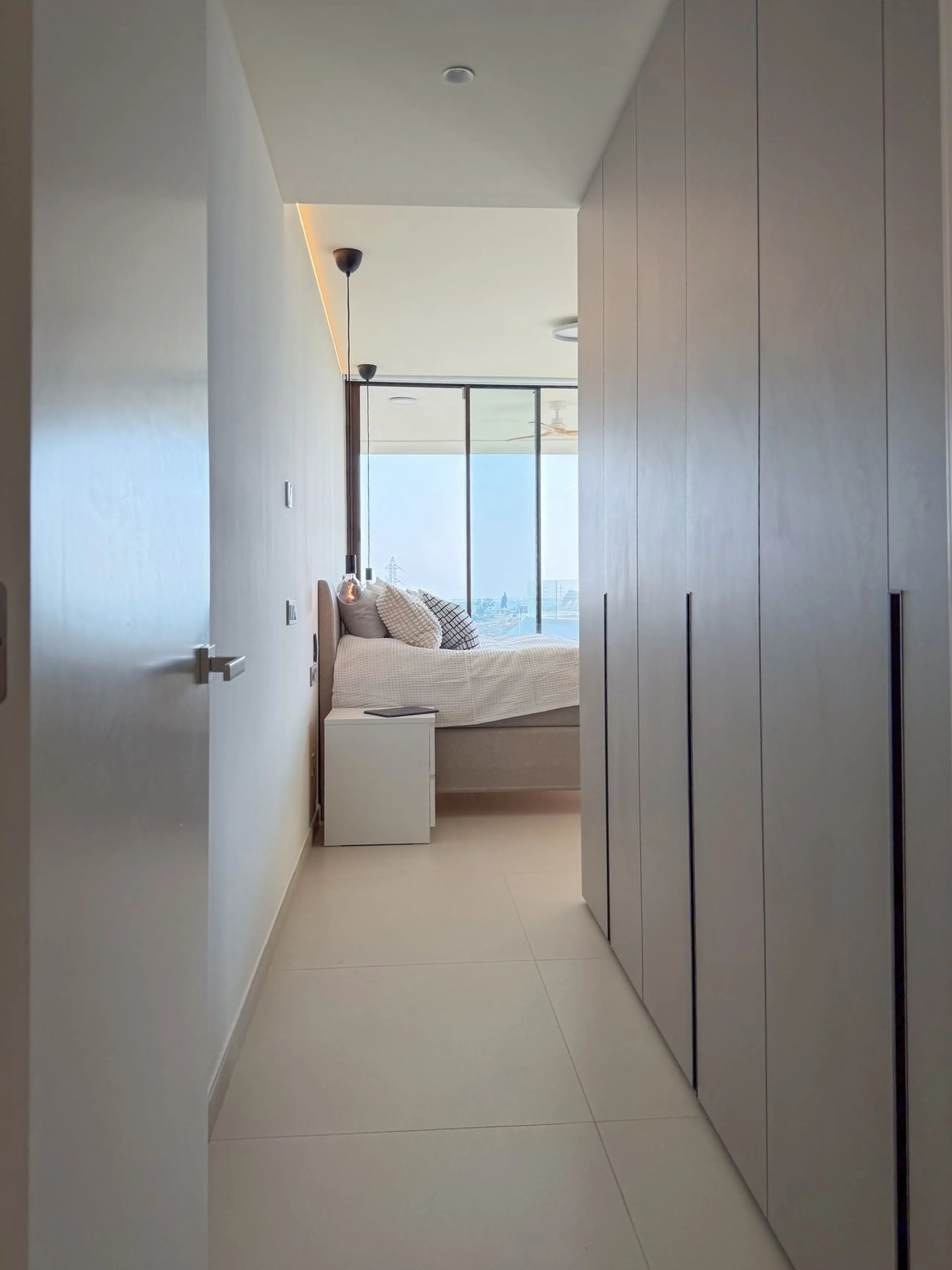 KEY-READY DESIGNER CORNER APARTMENT WITH PANORAMIC SEA VIEWS
