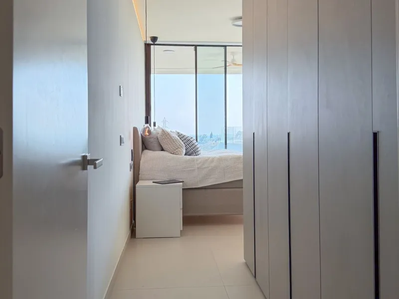 KEY-READY DESIGNER CORNER APARTMENT WITH PANORAMIC SEA VIEWS