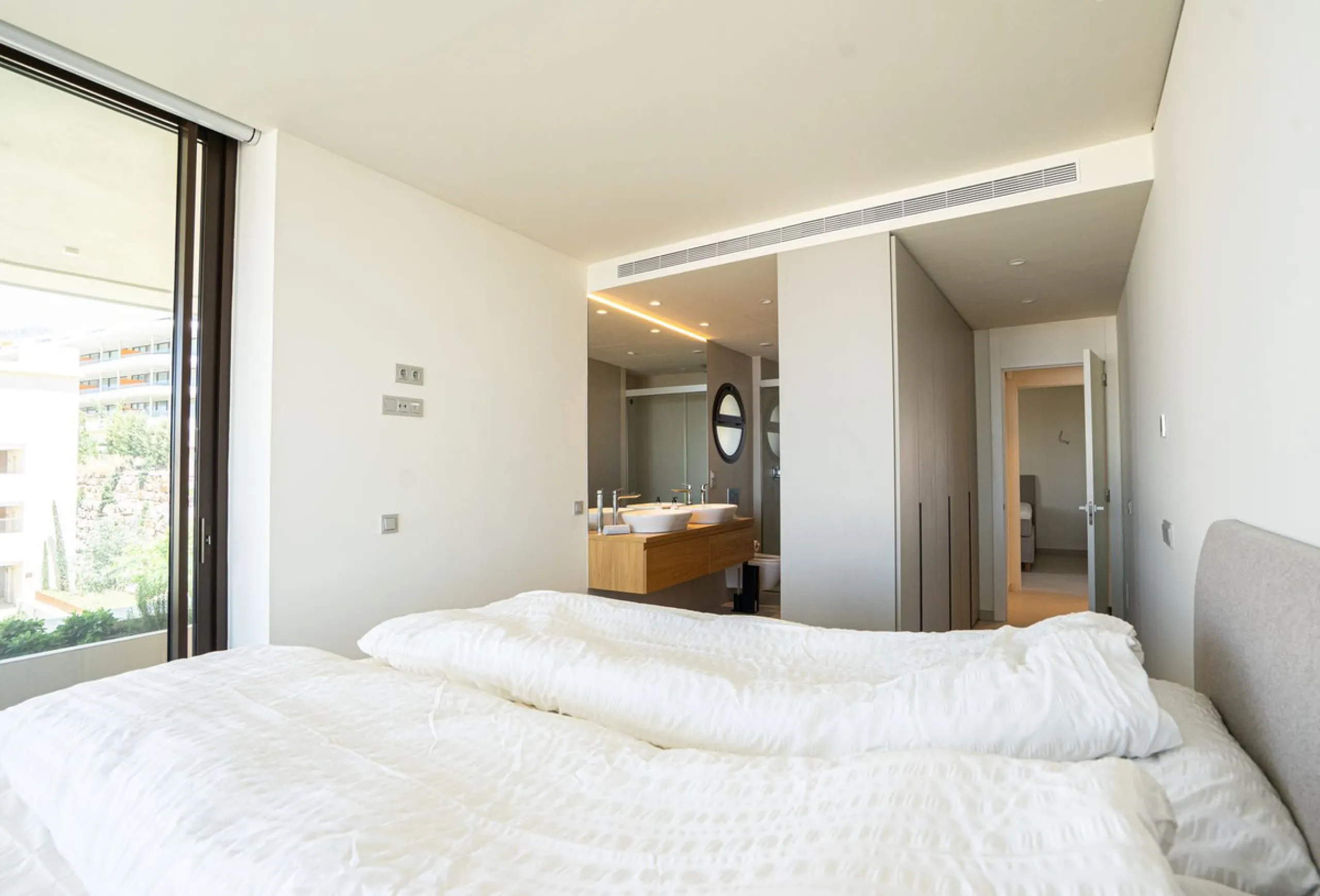 KEY-READY DESIGNER CORNER APARTMENT WITH PANORAMIC SEA VIEWS