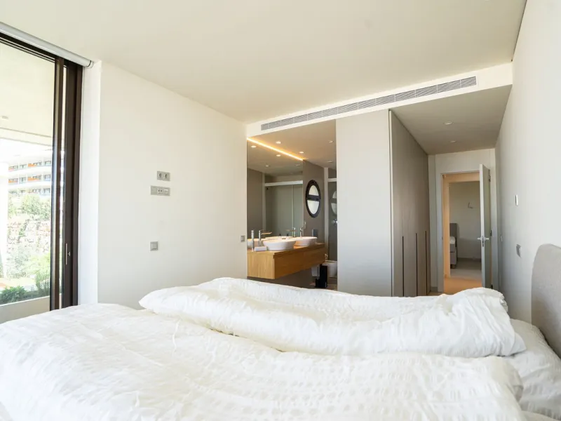 KEY-READY DESIGNER CORNER APARTMENT WITH PANORAMIC SEA VIEWS