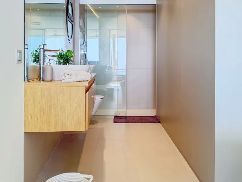 KEY-READY DESIGNER CORNER APARTMENT WITH PANORAMIC SEA VIEWS