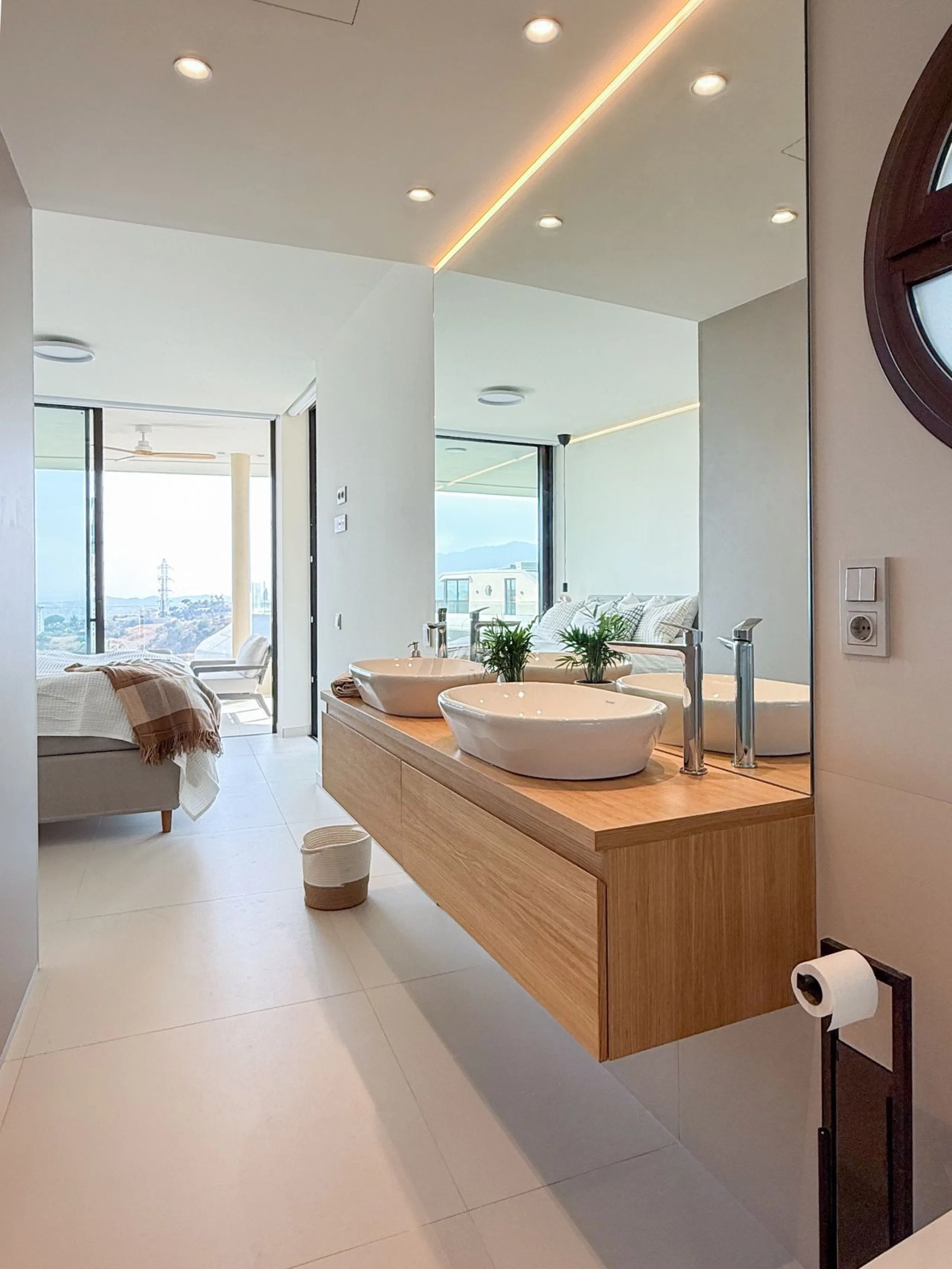 KEY-READY DESIGNER CORNER APARTMENT WITH PANORAMIC SEA VIEWS
