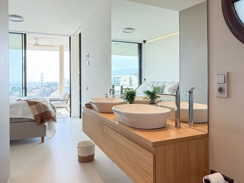 KEY-READY DESIGNER CORNER APARTMENT WITH PANORAMIC SEA VIEWS