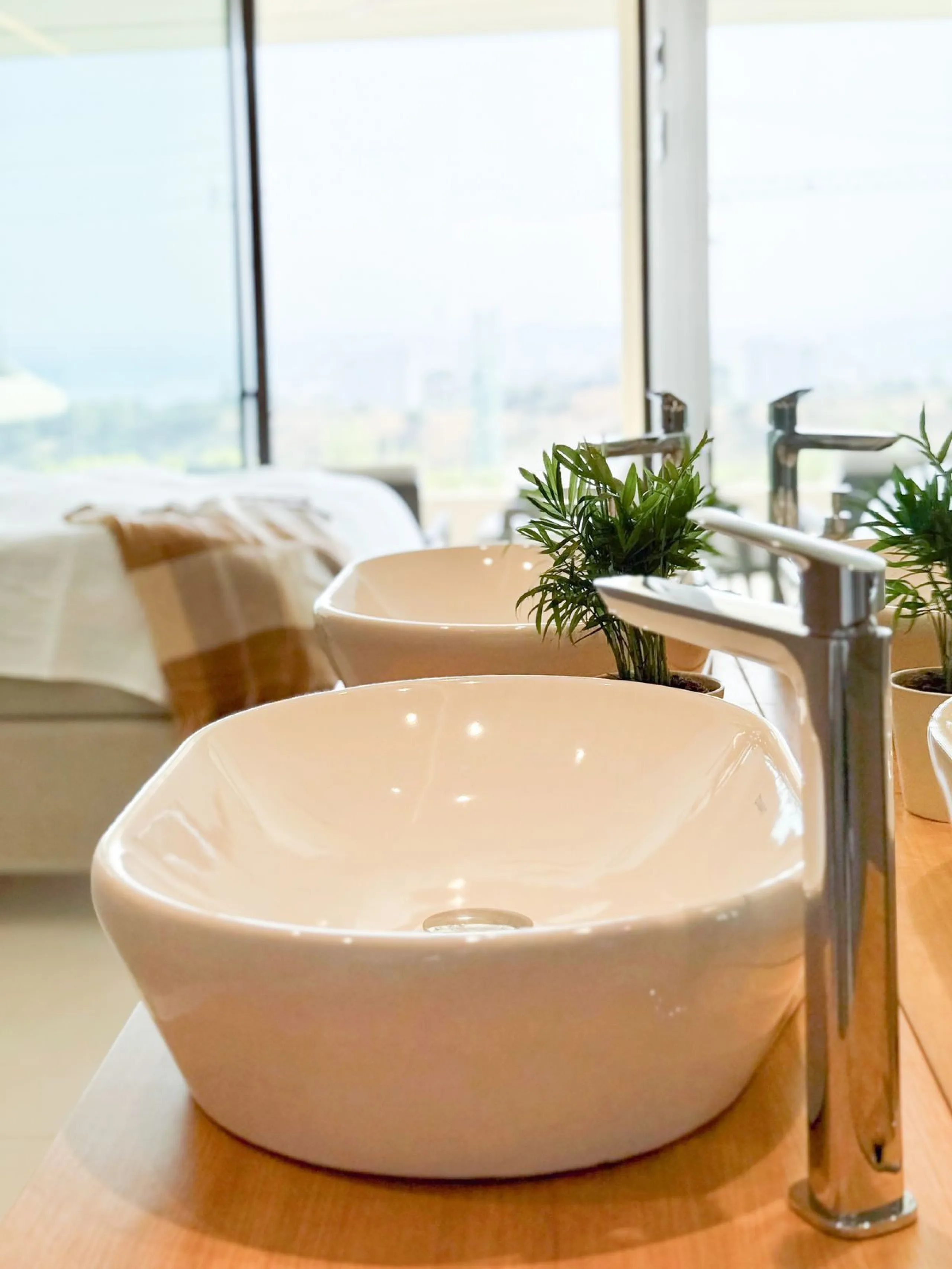 KEY-READY DESIGNER CORNER APARTMENT WITH PANORAMIC SEA VIEWS