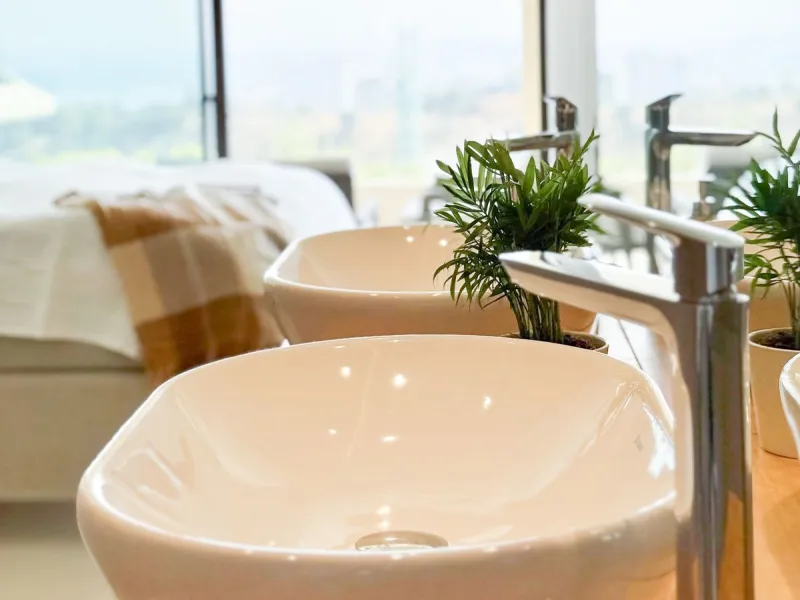 KEY-READY DESIGNER CORNER APARTMENT WITH PANORAMIC SEA VIEWS