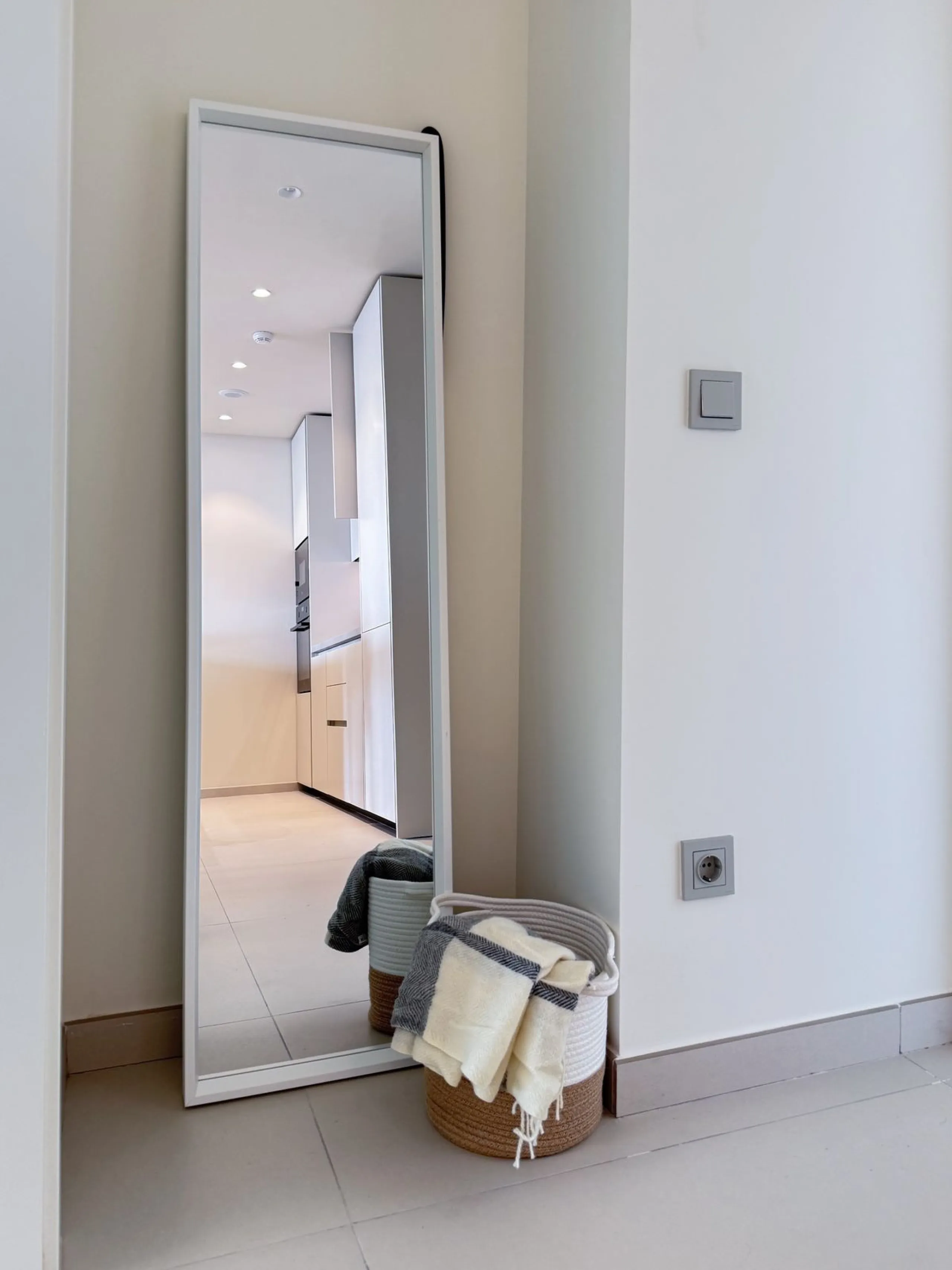 KEY-READY DESIGNER CORNER APARTMENT WITH PANORAMIC SEA VIEWS