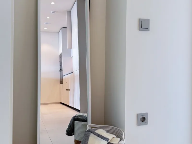 KEY-READY DESIGNER CORNER APARTMENT WITH PANORAMIC SEA VIEWS