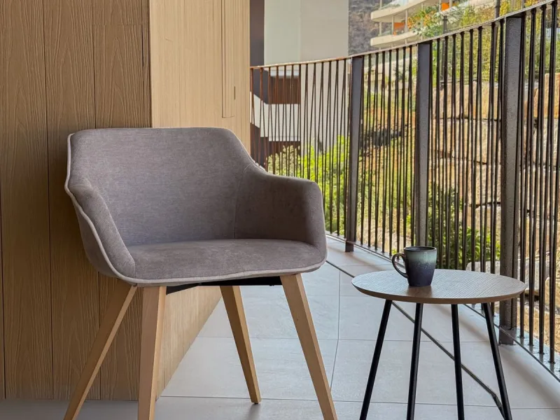 KEY-READY DESIGNER CORNER APARTMENT WITH PANORAMIC SEA VIEWS