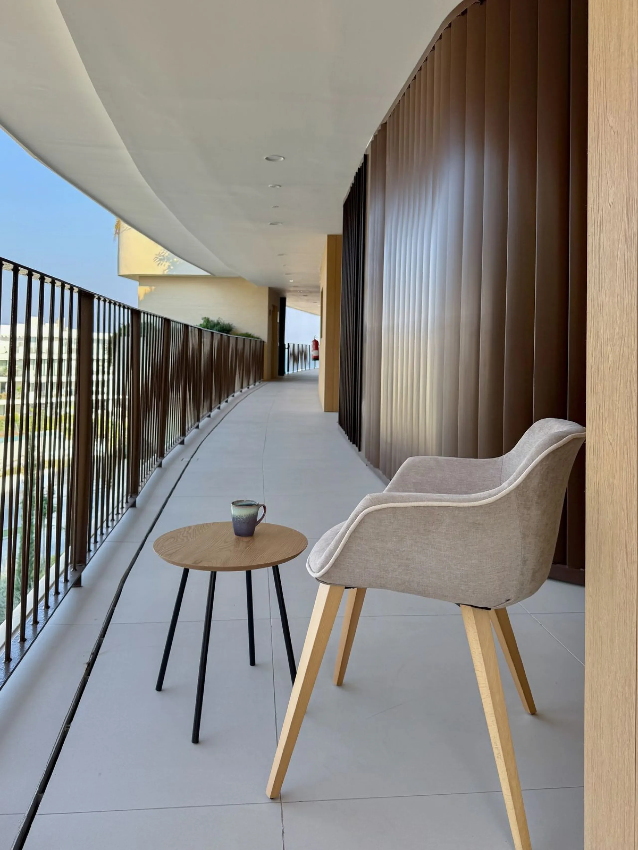 KEY-READY DESIGNER CORNER APARTMENT WITH PANORAMIC SEA VIEWS