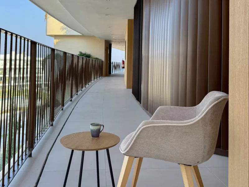 KEY-READY DESIGNER CORNER APARTMENT WITH PANORAMIC SEA VIEWS