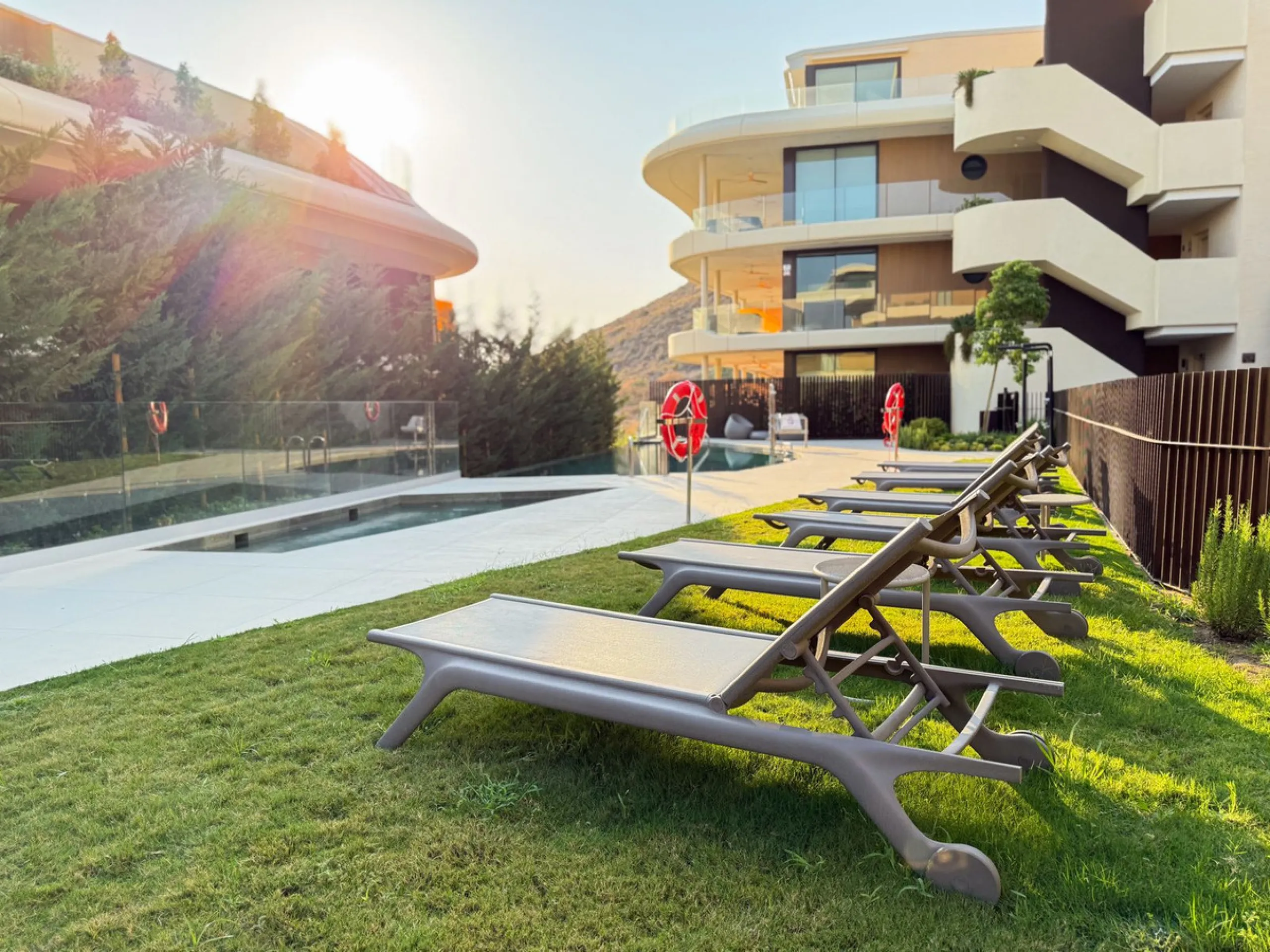 KEY-READY DESIGNER CORNER APARTMENT WITH PANORAMIC SEA VIEWS