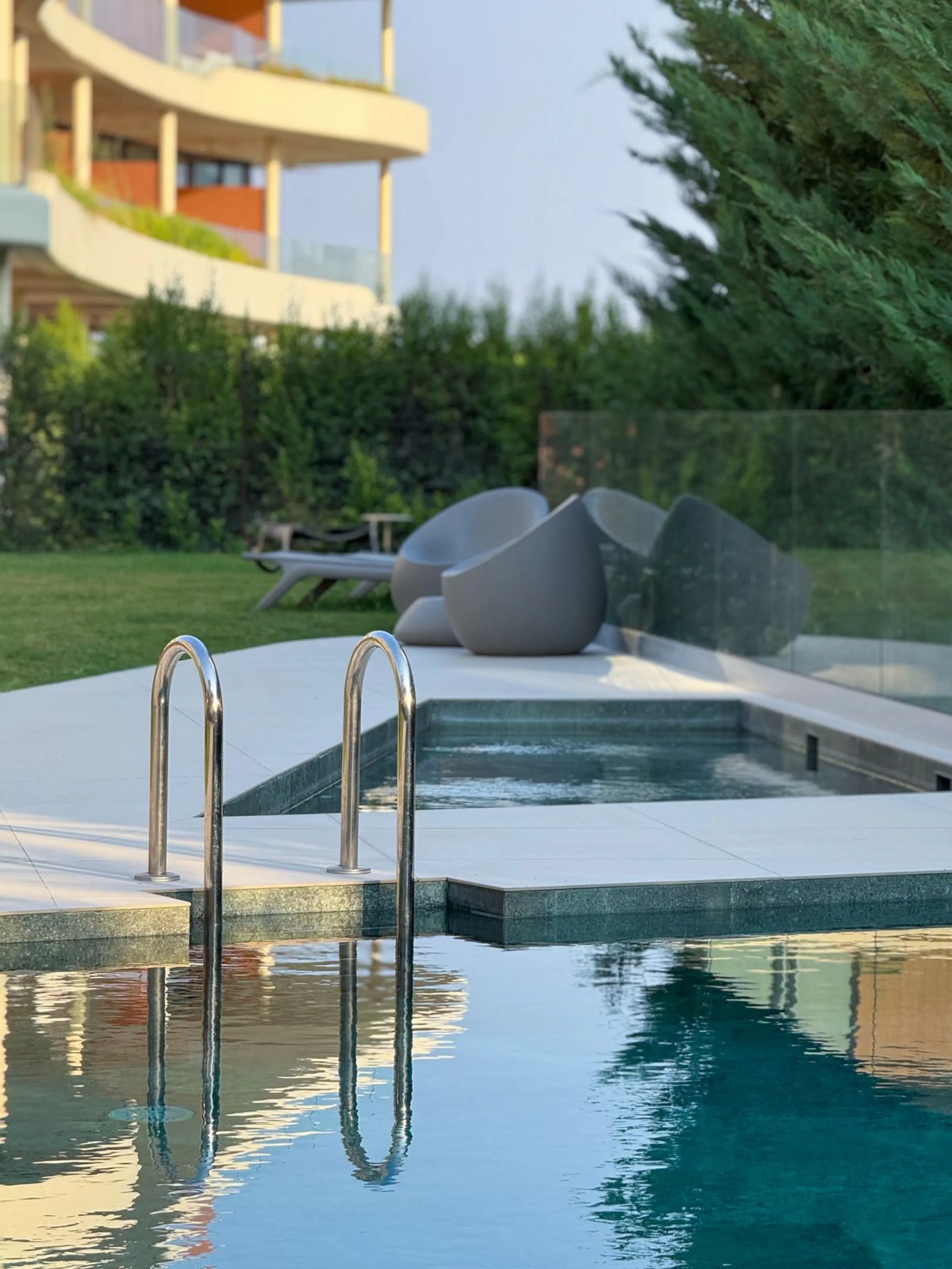 KEY-READY DESIGNER CORNER APARTMENT WITH PANORAMIC SEA VIEWS