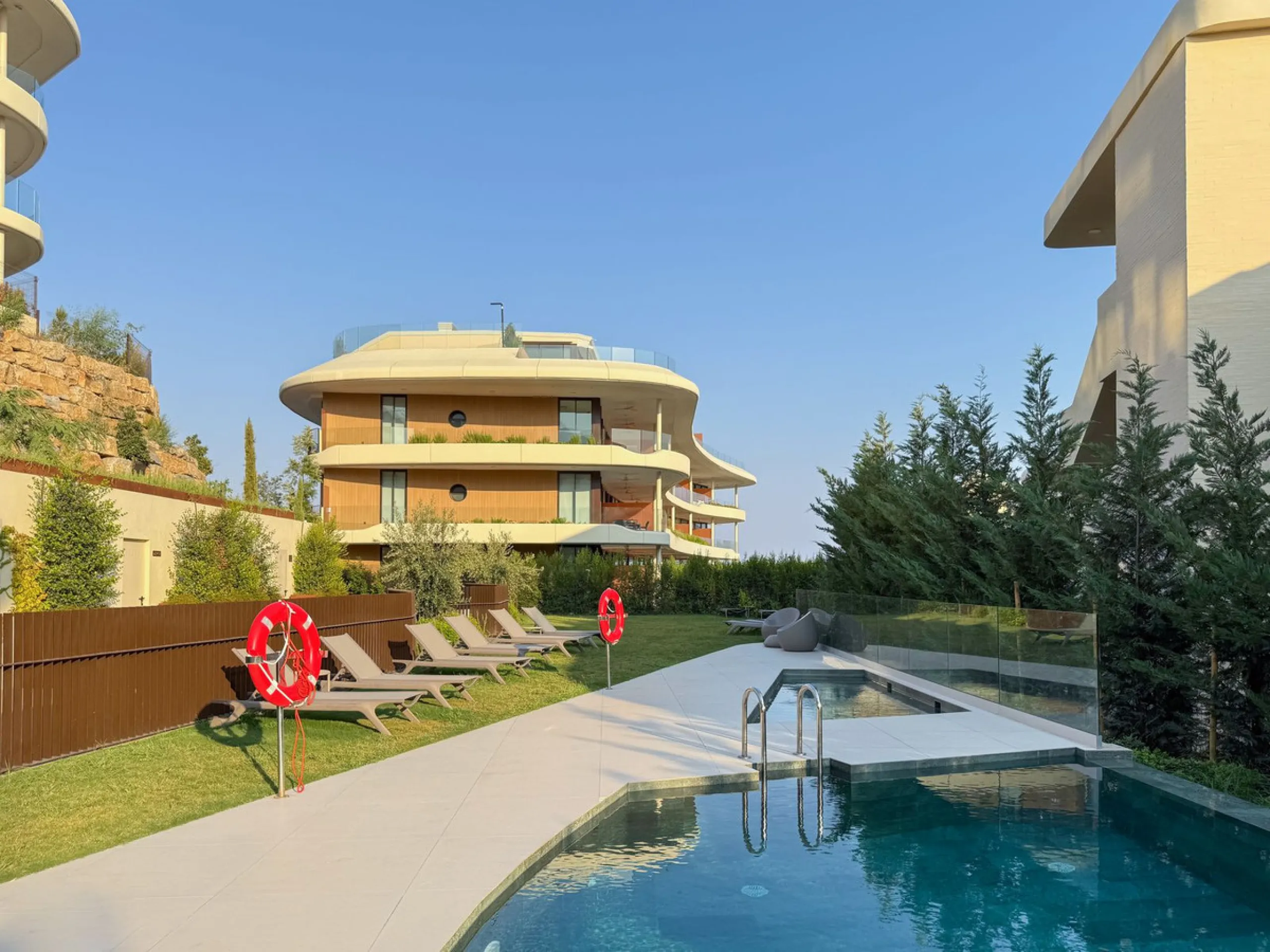 KEY-READY DESIGNER CORNER APARTMENT WITH PANORAMIC SEA VIEWS