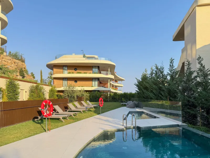 KEY-READY DESIGNER CORNER APARTMENT WITH PANORAMIC SEA VIEWS