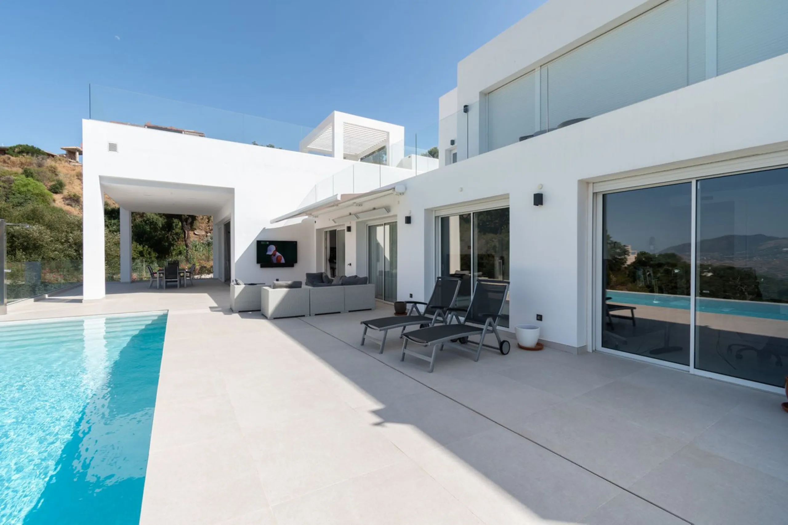 This newly built villa offers a unique combination of modern design, privacy and breathtaking open views over the surrounding landscape. Situated in one of the most peaceful and natural settings of La Mairena, it is the perfect retreat for those seeking b