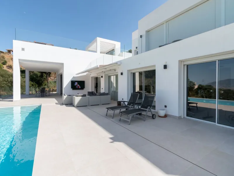 This newly built villa offers a unique combination of modern design, privacy and breathtaking open views over the surrounding landscape. Situated in one of the most peaceful and natural settings of La Mairena, it is the perfect retreat for those seeking b