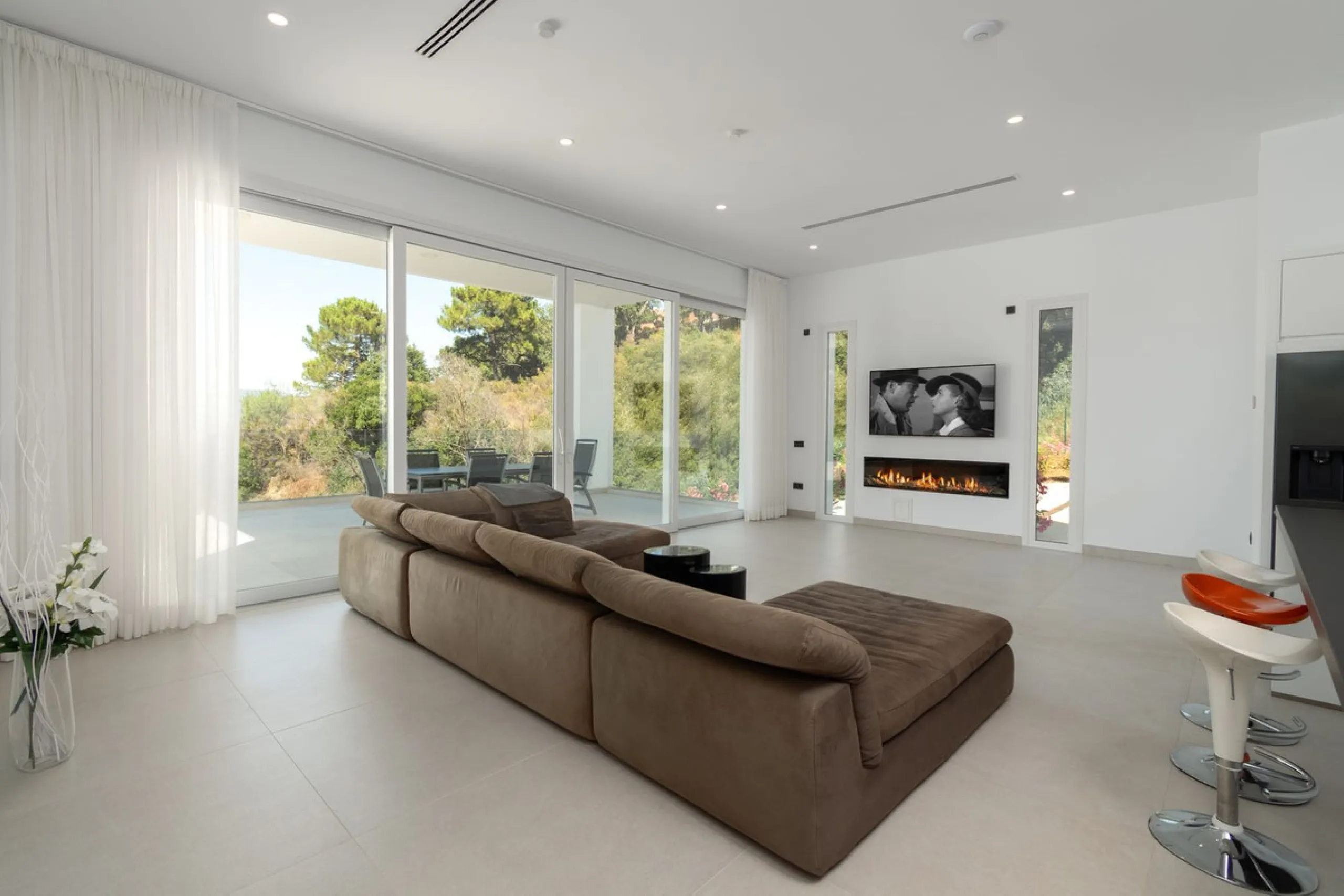This newly built villa offers a unique combination of modern design, privacy and breathtaking open views over the surrounding landscape. Situated in one of the most peaceful and natural settings of La Mairena, it is the perfect retreat for those seeking b