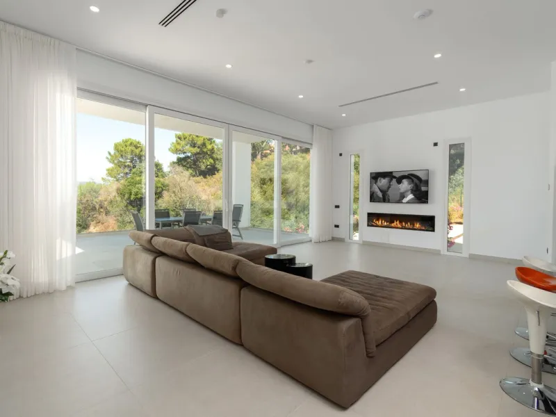 This newly built villa offers a unique combination of modern design, privacy and breathtaking open views over the surrounding landscape. Situated in one of the most peaceful and natural settings of La Mairena, it is the perfect retreat for those seeking b